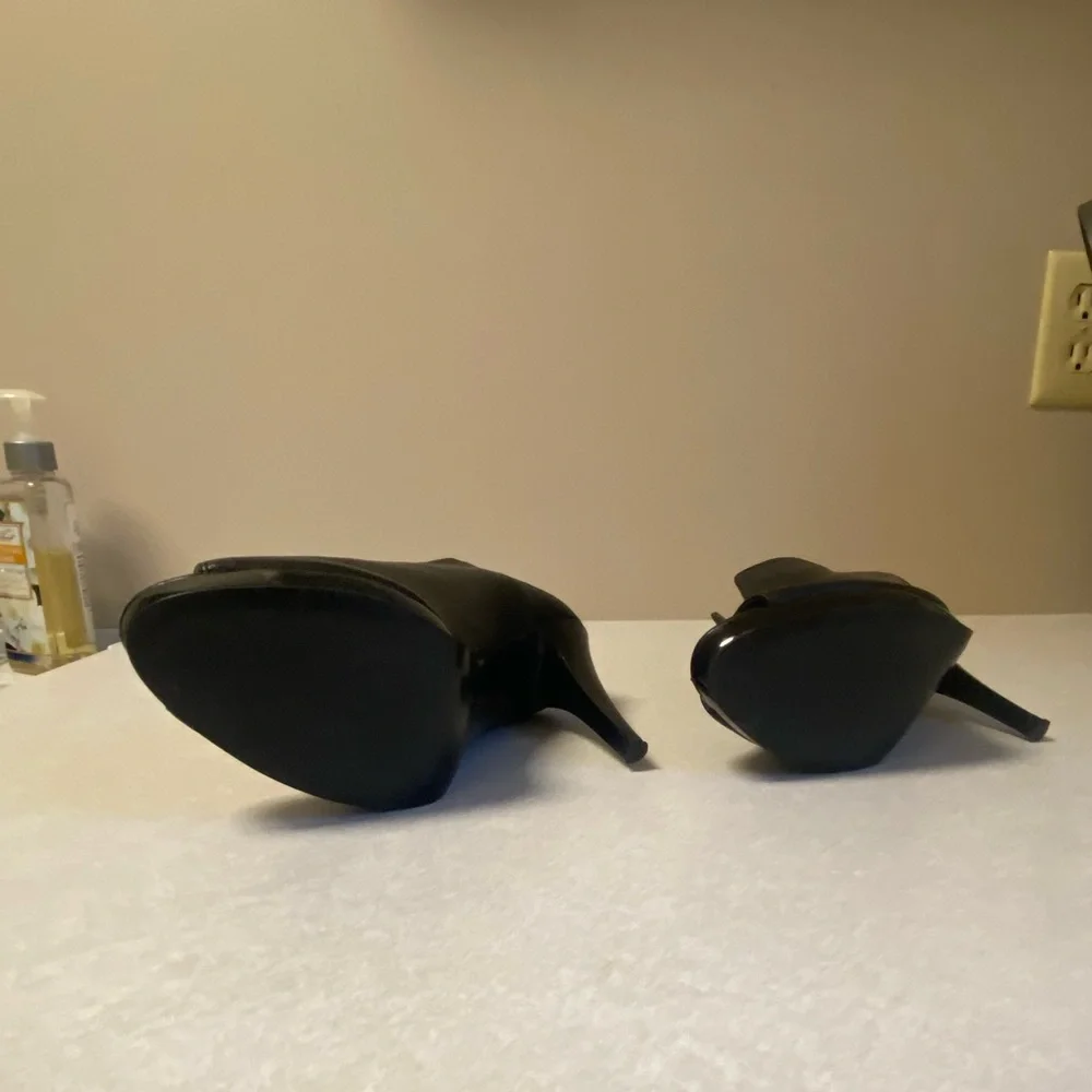 NINE WEST Pendanto Black Leather Bootie Sz 6 (4 1/4” patent heel, 1/2”platform) - Picture 2 of 5